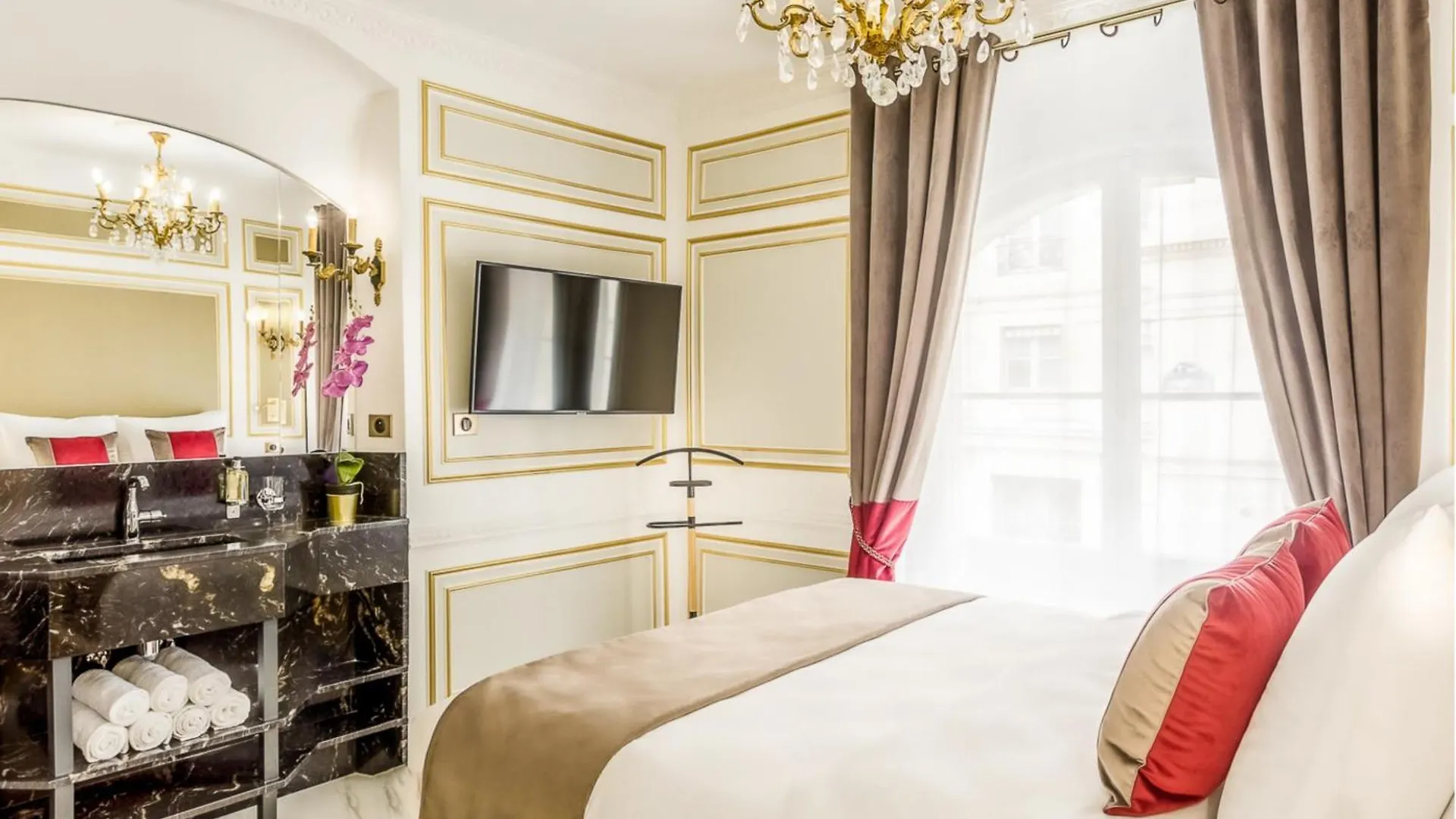 Merveil Signature - Valois - Louvre View Paris Apartment